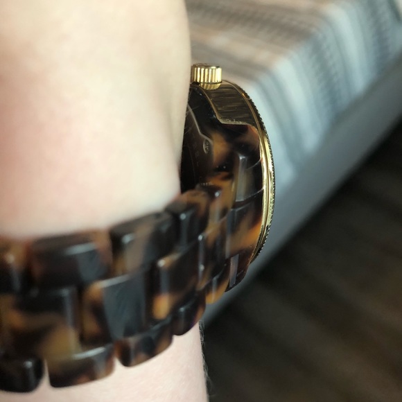 Michael Kors Tortoise Watch - Picture 4 of 5
